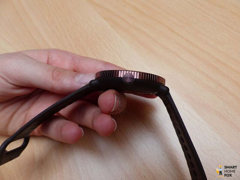 Man sieht die Taste der Polar Ignite 3.